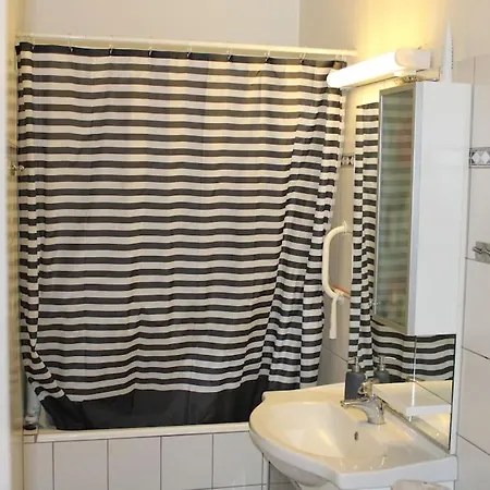 Beautiful Sunset From 7th Floor! 2bedrooms/balcony/free Parking And Bikes *