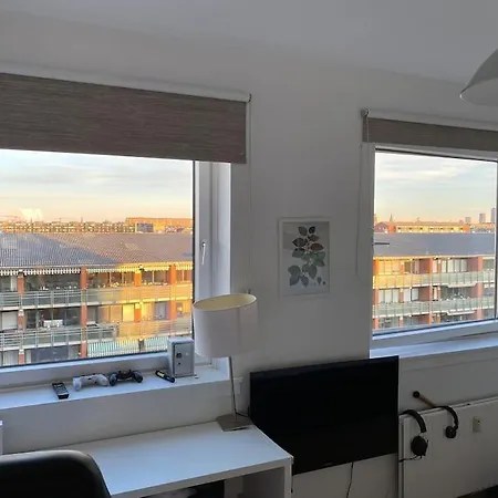 Beautiful Sunset From 7th Floor! 2bedrooms/balcony/free Parking And Bikes Apartment *
